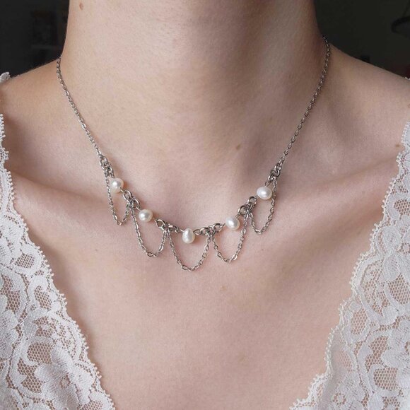 Gothic Coquette white freshwater pearl chandelier necklace with a small silver c - Picture 7 of 7